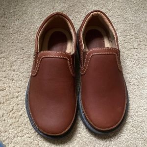 Little kids Born brown leather slide on shoes